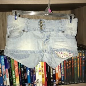 White Wash Booty Jean short with pattern pocket
